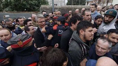 Un grupo de bomberos escolta a Junqueras para que pueda ir a votar