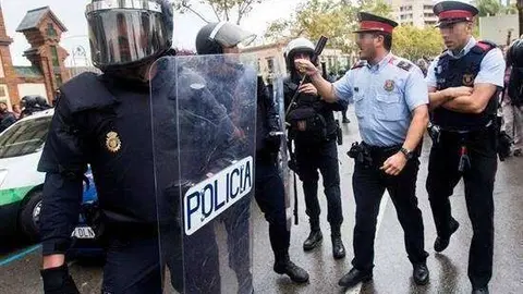Agentes de la Guardia Civil y de los Mossos se encaran en varios colegios 1-O