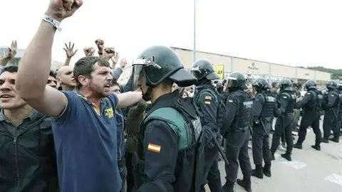Los centros electorales montan barricadas para impedir que requisen las urnas