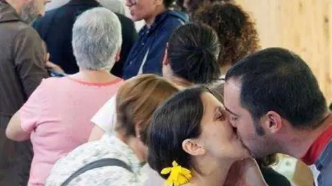 Societat Civil difunde im&aacute;genes de personas votando m&aacute;s de una vez en el 1-O