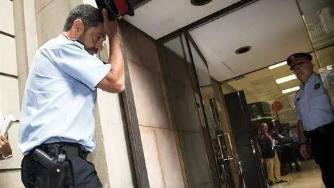 Oficiales de la Guardia Civil piden retirar a Trapero las medallas del cuerpo