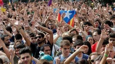 Unas 15.000 personas se han concentrado en Barcelona contra la violencia policial