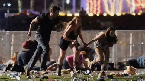 Personas huyen del tiroteo del domingo en Las Vegas. / Twitter.