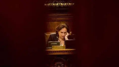 Colau facilita que el pleno pida al Gobierno reconocer el refer&eacute;ndum de 1-O
