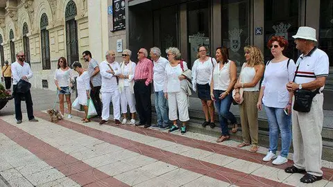 Concentraci&oacute;n Parlem? por el di&aacute;logo en Catalu&ntilde;a (12 personas)