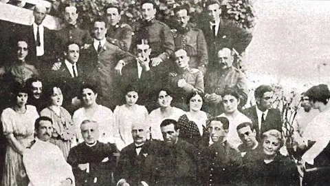 Grupo de j&oacute;venes actores aficionados en Ceuta. En la imagen aparece el escritor y sacerdote Agust&iacute;n Coy Cotonat. (CEDIDA)