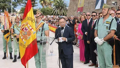 Vivas coronel F&eacute;liz Abad entrega bandera a la Legi&oacute;n