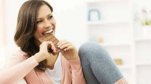 Mujer comiendo chocolate. Vix