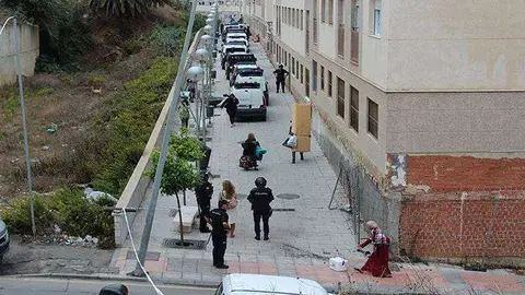 GENTE SALIENDO DE LAS VIVIENDAS