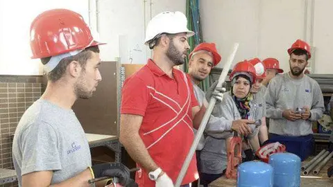 Clase de fontaner&iacute;a en la Escuela de la Construcci&oacute;n (CEDIDA)