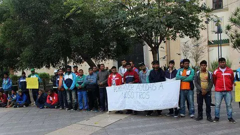 inmigrantes asi&aacute;ticos en la plaza de los reyes