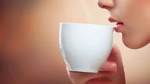 Mujer bebe una taza de caf&eacute; Pixabay