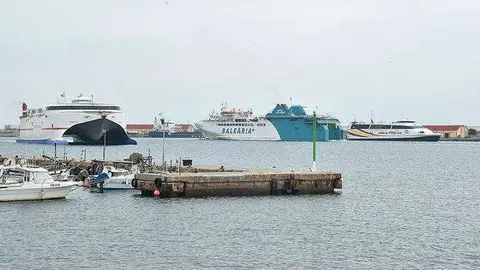 Barcos en el puerto de Ceuta (C.A.)