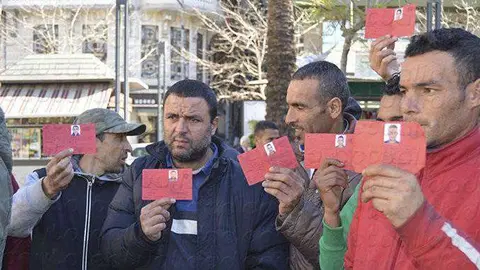 Argelinos muestran su tarjeta de solicitante de asilo (ARCHIVO)