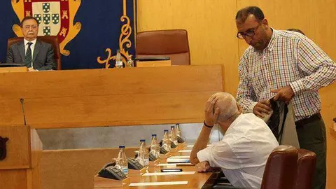 Al&iacute; y Ar&oacute;stegui conversan ante la mirada del presidente Vivas (C.A.)