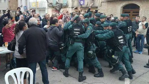 Efectivos de la Guardia Civil impidiendo la votaci&oacute;n. | Twitter