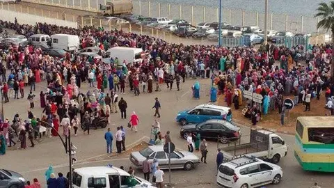 Concentraci&oacute;n de porteadores en el lado marroqu&iacute; de la frontera (C.A.)