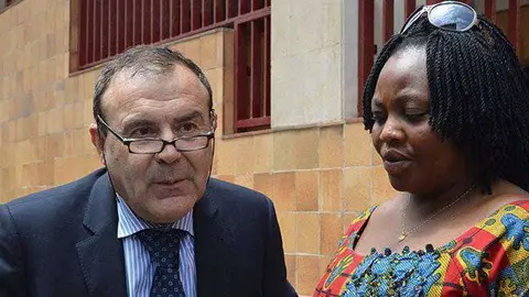 El abogado de Ouattara, Juan Isidro Fern&aacute;ndez, junto a la madre del peque&ntilde;o Adou, Lucie / ANTONIO SEMPERE