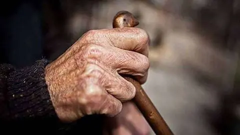 manos anciana