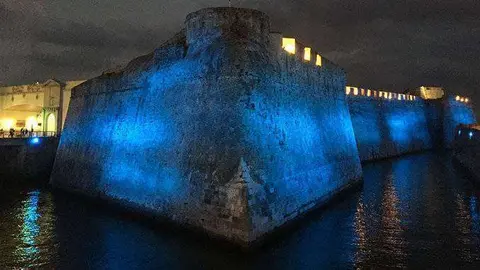 foso iluminado azul d&iacute;a mundial de la diabetes
