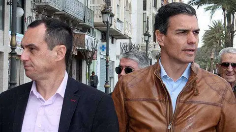 Manuel Hern&aacute;ndez junto a Pedro S&aacute;nchez (C.A./ARCHIVO)