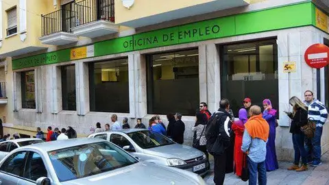 Cola ante la oficina de empleo (C.A./ARCHIVO)