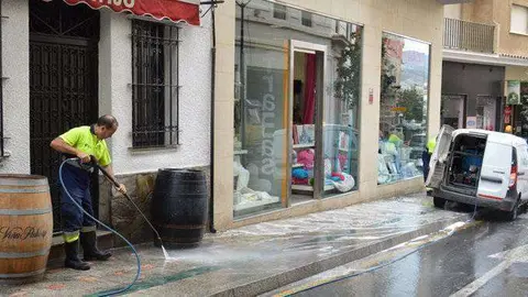 Un operario de Trace trabaja en la calle Cervantes (C.A.)