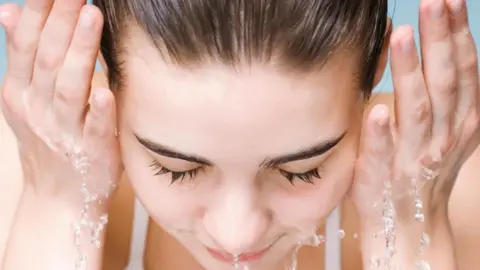 Mujer limpi&aacute;ndose el rostro. RR SS.