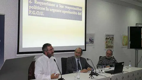 Coloquio PGOU Asociaci&oacute;n de Promotores Inmobiliarios de Ceuta, Jos&eacute; Luis Mu&ntilde;iz, y los arquitectos, y miembros del IEC, Luciano Alcal&aacute; y Carlos Perez Marin.