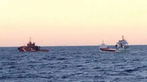 El Luz del Mar remolca al Manuela hasta el puerto de Algeciras (C.A.)