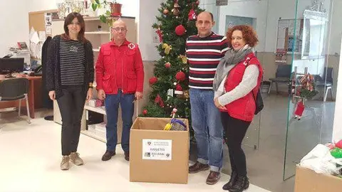 el Vicedecano de Estudiantes, Extensi&oacute;n Universitaria e Inclusi&oacute;n, Santiago Real Mart&iacute;nez; y la Secretaria Acad&eacute;mica Elisabel Cubillas Casas).