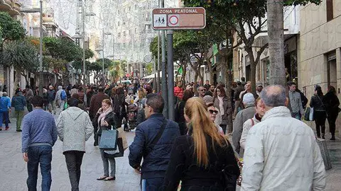 Viandantes, en el Paseo del Revell&iacute;n (C.A./ARCHIVO)