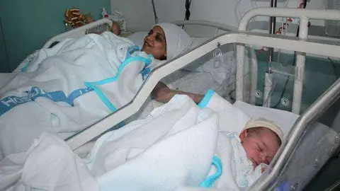 Noor, primer beb&eacute; del a&ntilde;o, junto a su madre Sumaya (C.A.)