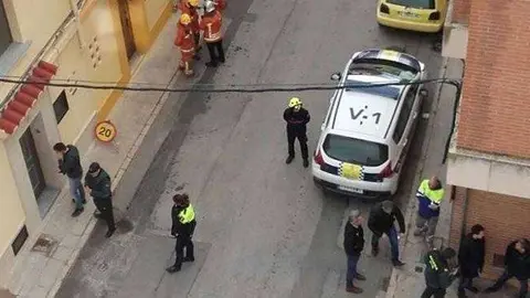 La Guardia Civil ha montado un dispositivo ante la vivienda en la que se ha atrincherado el hombre, en el centro de Requena. | Guardia Civil