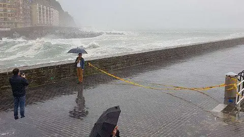 Varios municipios del Cant&aacute;brico han cerrado al paso de peatones varias zonas de la costa. | Twitter VOSTeuskadi