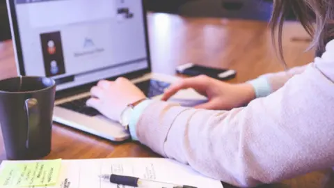 Una mujer trabajando. / Pexels