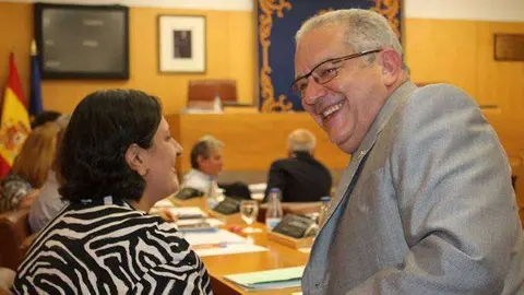 Hachuel conversa con la consejera de Econom&iacute;a, Kissy Chandiramani, en el receso de un pleno municipal (C.A./ARCHIVO)