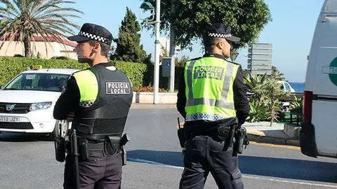 Agentes de la Polic&iacute;a Local&acute;, en un control de tr&aacute;fico