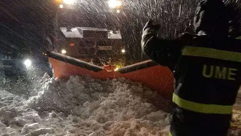 Los efectivos de la UME han trabajado durante toda la madrugada en la AP-6. | Twitter UME