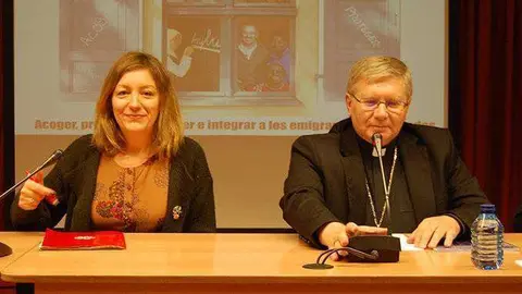 La secretaria general de C&aacute;ritas, Natalia Peiro, y el obispo Juan Antonio Men&eacute;ndez (CEE)