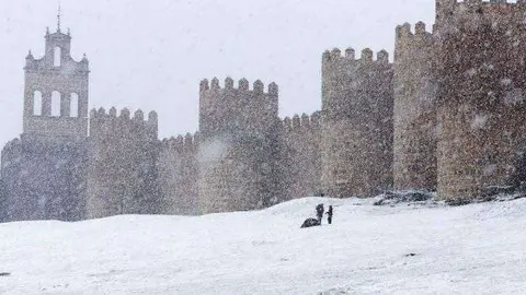 Murallas de &Aacute;vila cubiertas de nieve. | Twitter