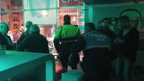 Agentes de la Polic&iacute;a Local, en el pub Tokio (C.A.)