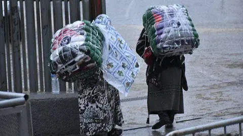 Mujeres porteadoras cargan bultos camino del paso fronterizo (C.A.)