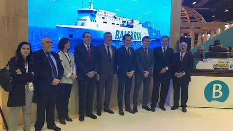 Miembros de Bale&agrave;ria junto al consejero de Turismo, Emilio Carreira, y el presidente de la Autoridad Portuaria, Pepe Torrado (C.A.)