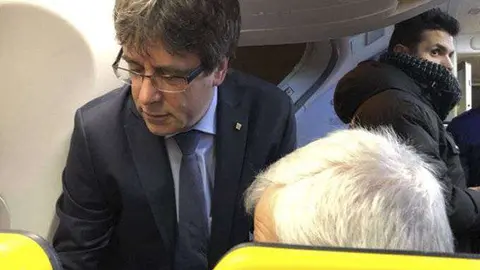 puigdemont en el avi&oacute;n que le ha conducido a Copenhague
