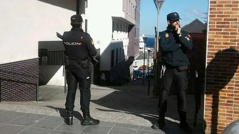 Agentes de la Polic&iacute;a Nacional durante una operaci&oacute;n antidroga (C.A./ARCHIVO)