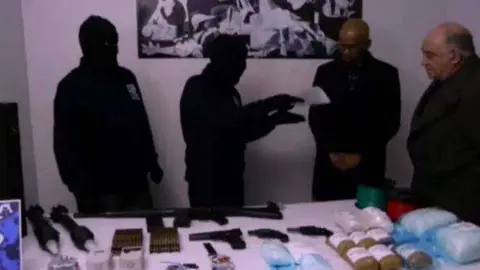 Miembros de ETA entregando armas. | Imagen de Archivo