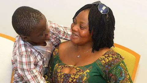 El peque&ntilde;o Adou, junto a su madre Lucie Ouattara (C.A.)