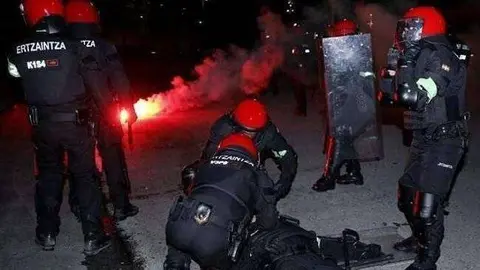 Los compañeros atienden al agente que falleció. / El Correo