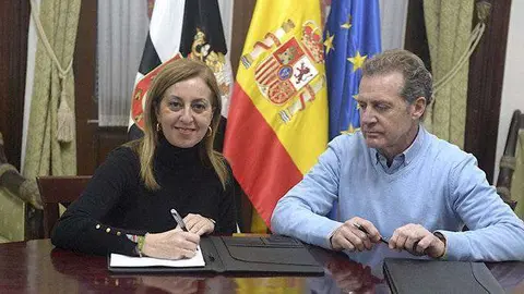 La consejera Adela Nieto y el gerente de la empresa, Manuel Cu&eacute;llar, durante la firma del convenio (CEDIDA)